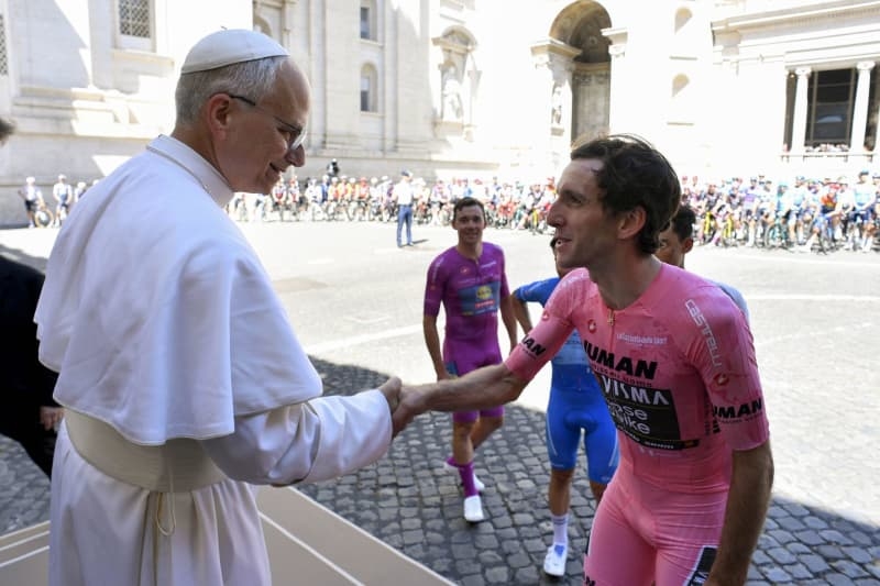 Pope Leo XIV blesses peloton ahead of final stage of Giro d'Italia