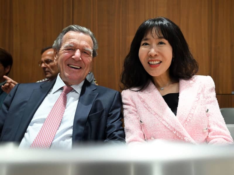 German ex-chancellor Schröder present as Lower Saxony elects premier