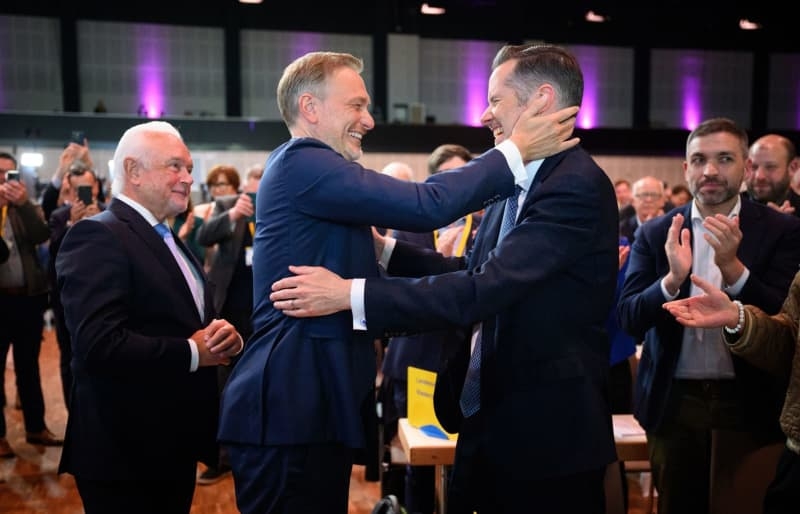 Former German minister Lindner bids farewell as FDP picks new leader
