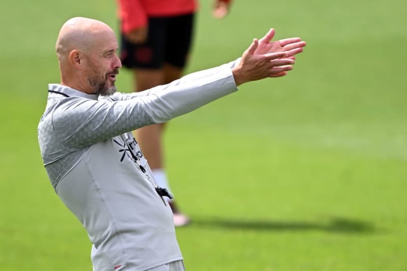 Ten Hag leads first training session as Leverkusen coach