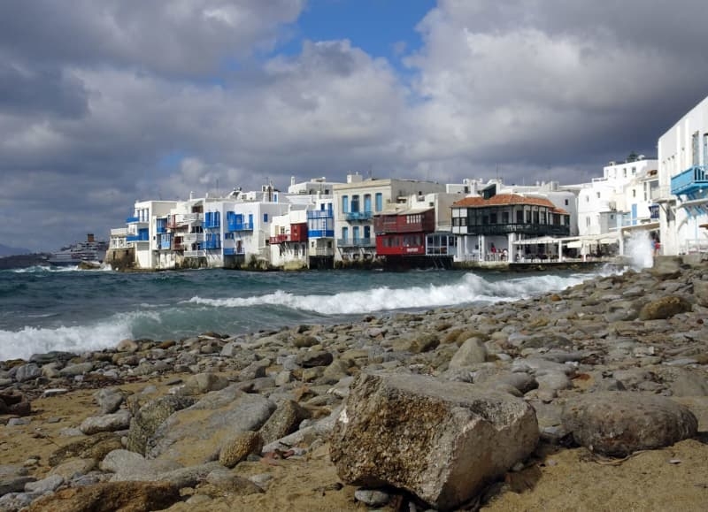 Holiday chaos looms as strikes set to shut down Greek airports