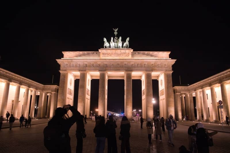 Berlin plans Olympic beach volleyball at Brandenburg Gate if chosen