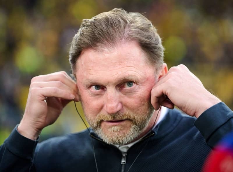 Reports: Wolfsburg coach Hasenhüttl faces exit after Dortmund defeat