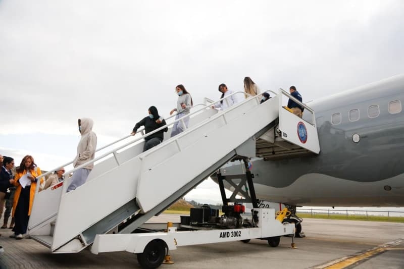 Deportation flight lands in Colombia after migration dispute with US