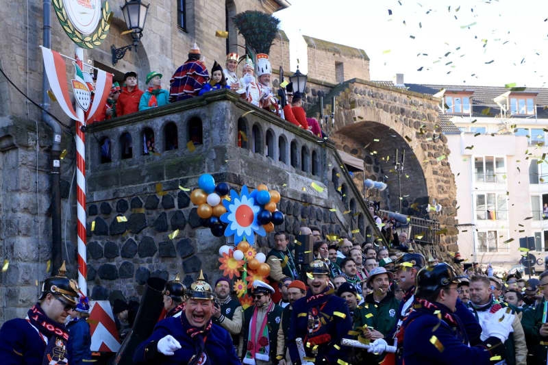 Germany's biggest Carnival parade kicks off in Cologne