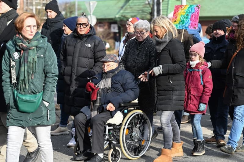 Holocaust survivor joins protests against Germany's far right