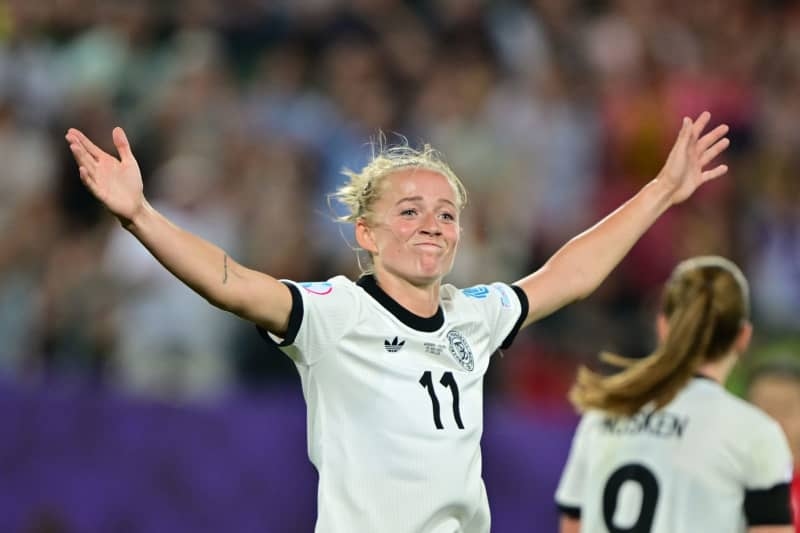 Germany overcome Gwinn injury to beat Poland 2-0 at women's Euros