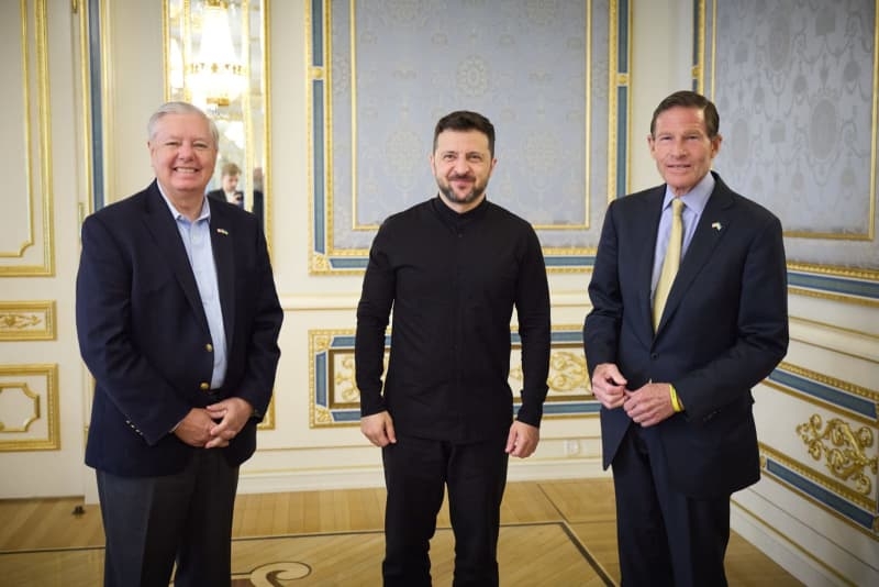 Zelensky meets US senators to increase pressure on Moscow