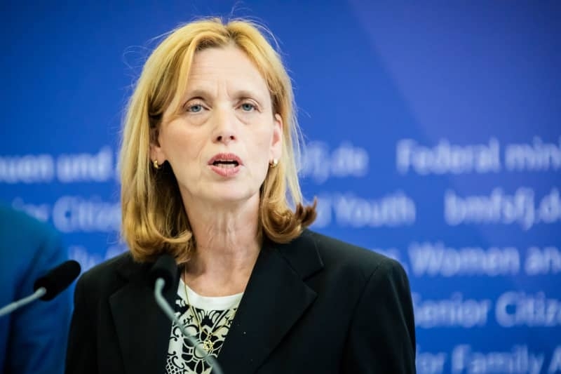 German minister backs mobile phone ban at primary school