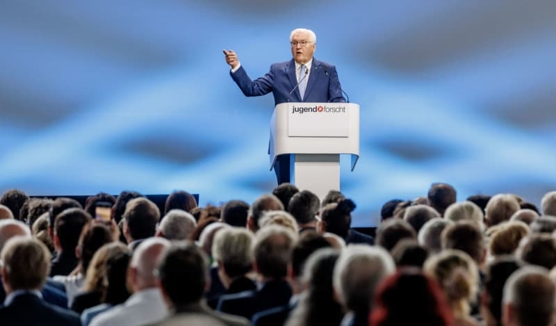 German president slams US anti-science populism at youth award