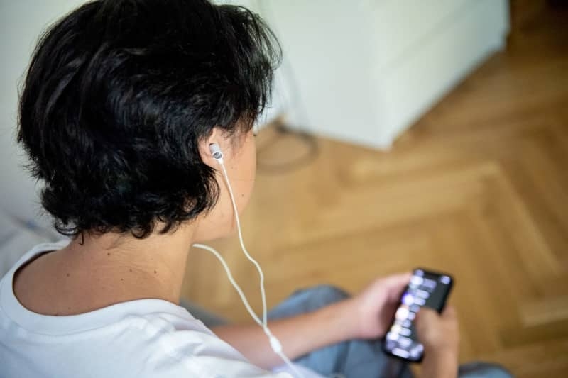 Almost half of children have been scammed online, UK study finds