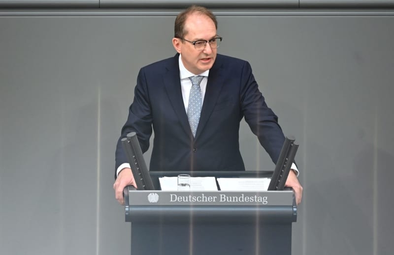 German lawmakers criticize plan to curb refugee family reunification