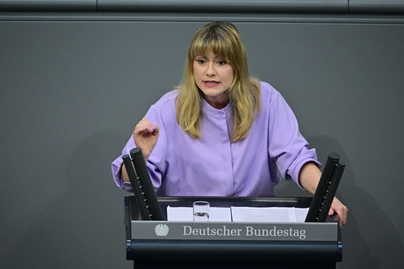 Far-left German opposition slams police over handling of deportations