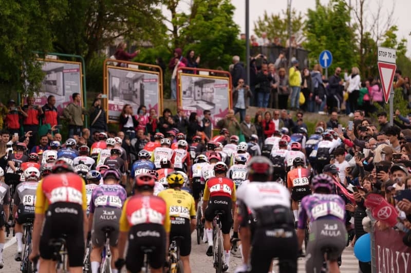 Mass crash at Giro, ex-winner Hindley has to abandon race