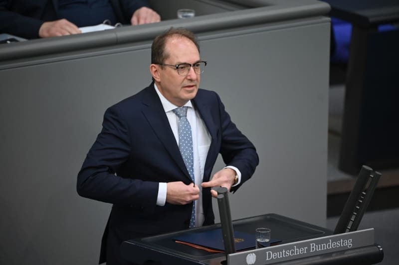 German minister backs equipping police with Tasers