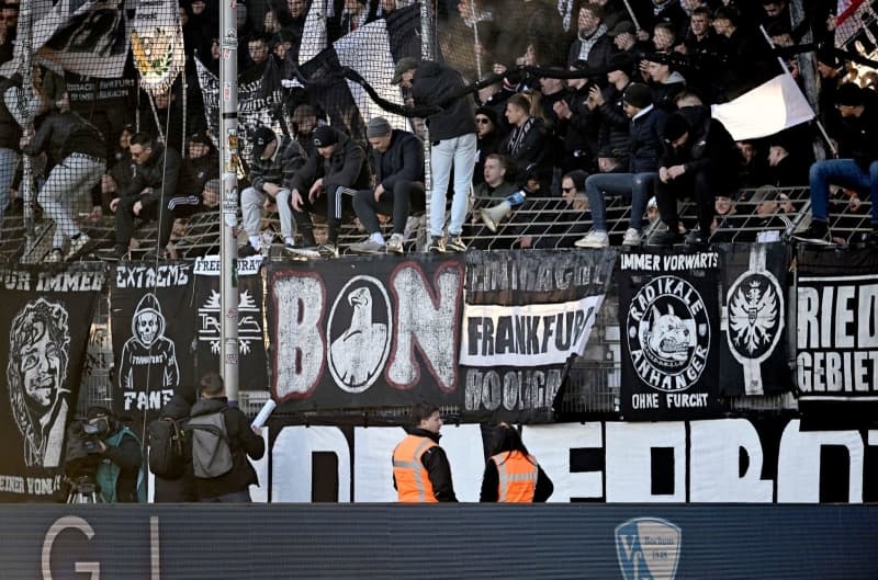 Bochum's game with Frankfurt starts after banner removed from exit