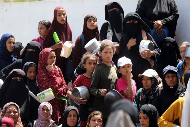 Israeli forces open fire on Gazans seeking aid, kill 30, Hamas says