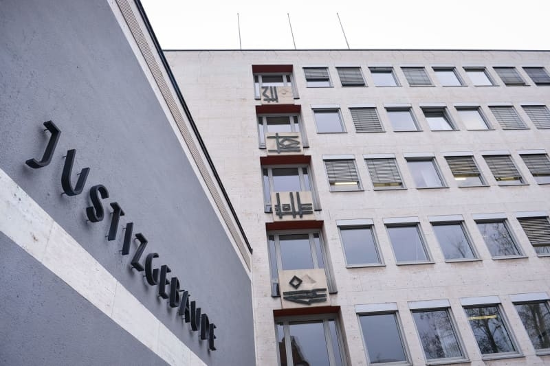 Germany: Five sentenced for abusing older men after promising sex