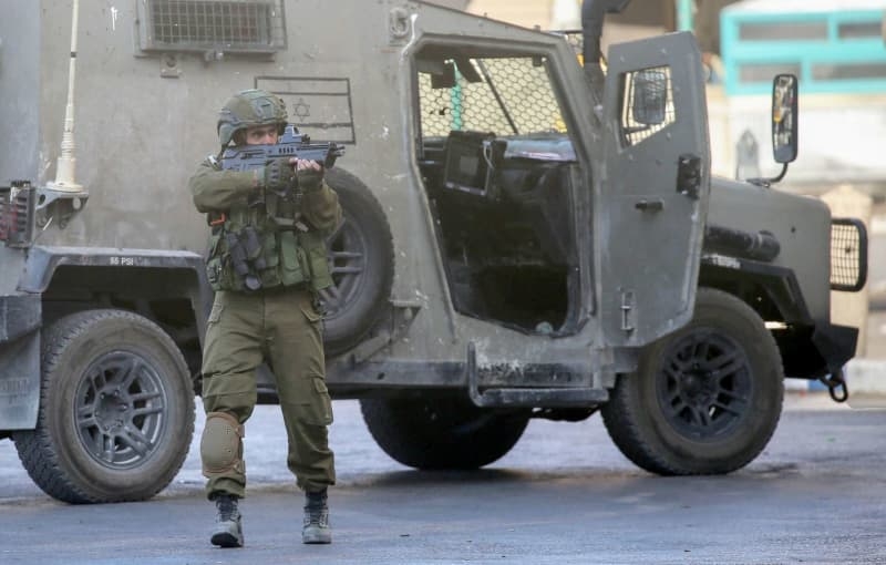 Palestinian dies in Israeli raid in the West Bank