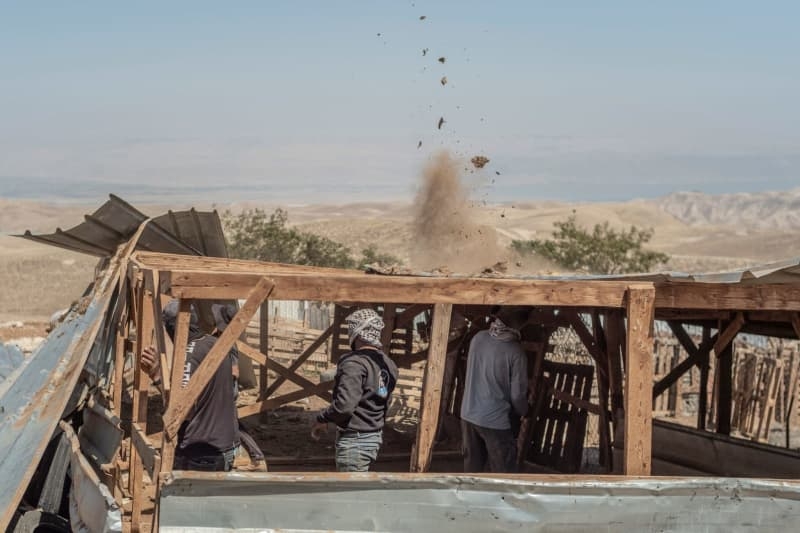 Israeli settlers attack villages in West Bank, several injured