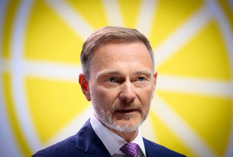 Former minister Lindner takes parting shot at new German government