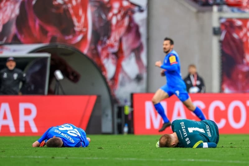Leipzig's Gulacsi and Kiel's Zec concussed in nasty collision