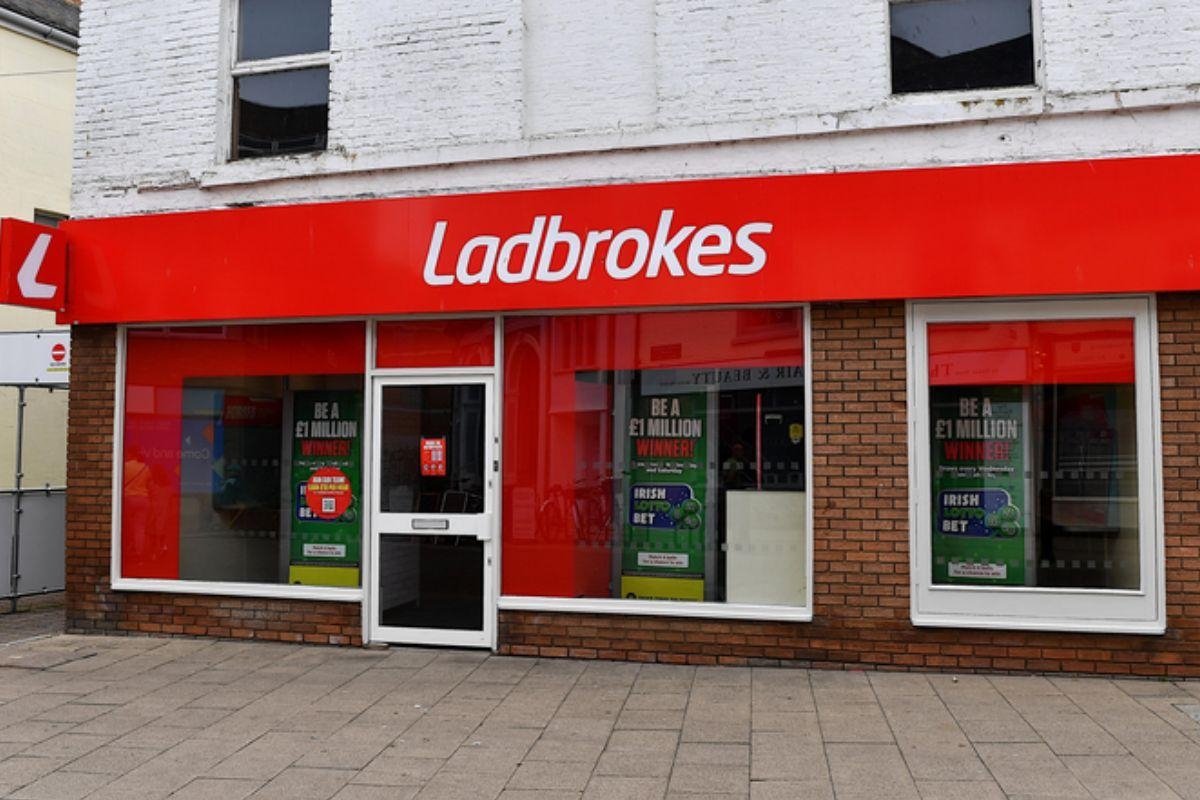 Pensioner has nearly £1,000 stolen in betting shop