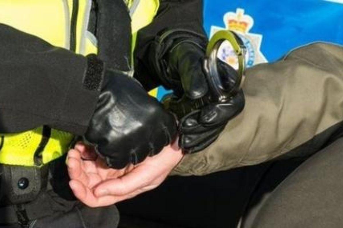 Staff 'attacked' and cigarettes 'stolen' during south Essex shop burglary