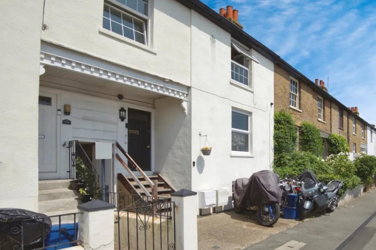 Inside one of cheapest Southend homes on market in 19th century Fisherman's Cottage