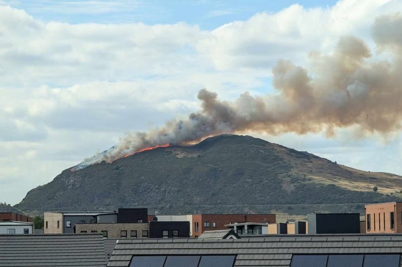 Arthur's Seat Edinburgh: Huge gorse fire breaks out as people 'run down hill'