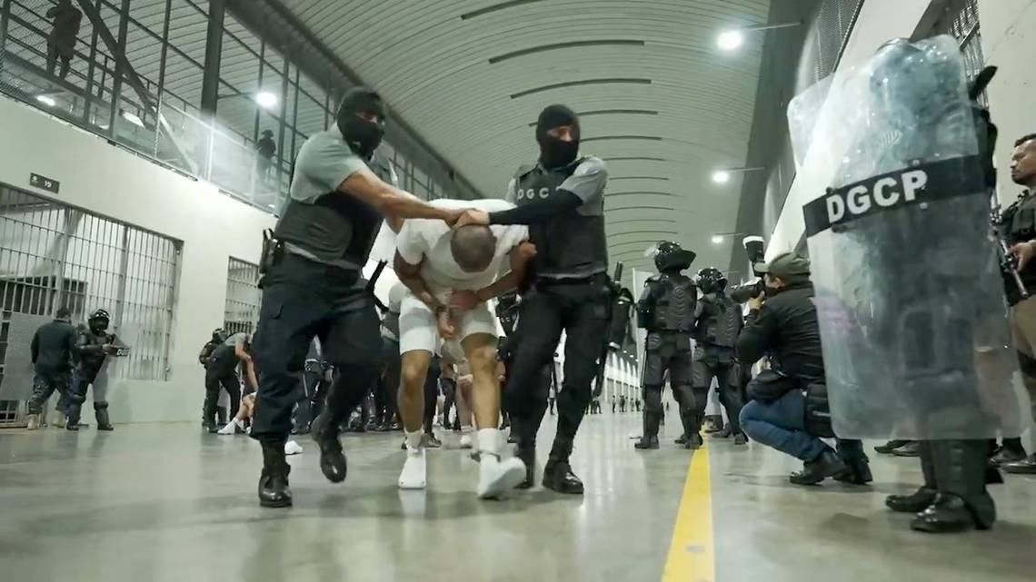 Judge orders Trump administration to bring Venezuelans back from El Salvador prison