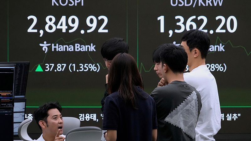Asian shares make modest gains as investors eye US-China talks