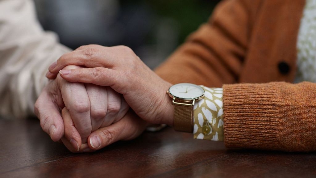 Want to live a long and happy life? Try trusting friends, strangers, and government, new study says