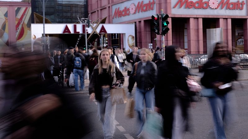 German consumer confidence creeps up, but shoppers are still wary
