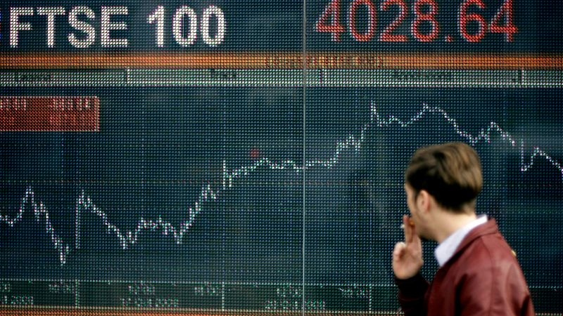Top UK CEOs richer than ever: FTSE 100 boss pay breaks records for third year