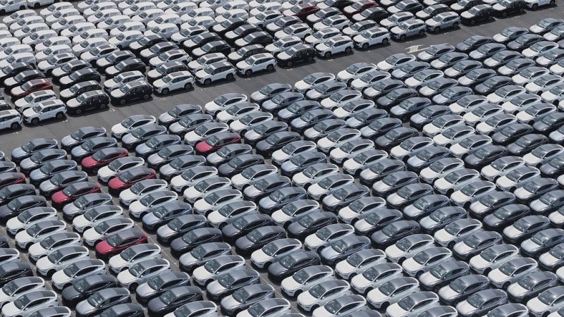 White House keeps tariff pressure on EU car industry