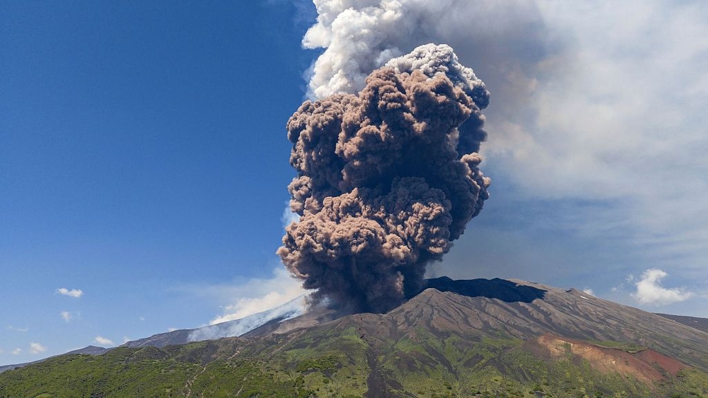 Mount Etna volcanic eruption: Is it safe to travel to Sicily and are flights cancelled?