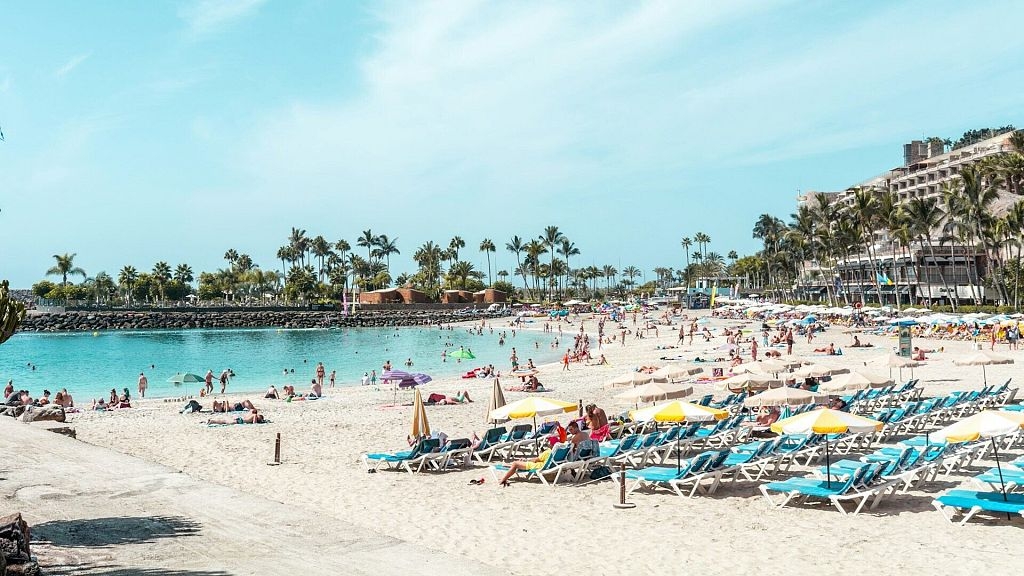 Wildfire warnings issued in the Canary Islands as millions prepare to holiday there