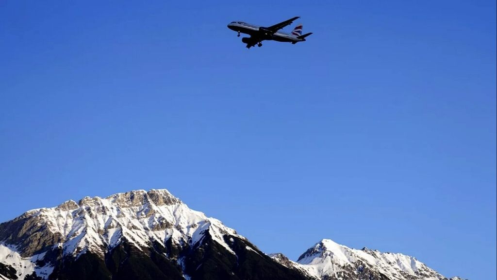 This pilot specialises in dangerous airport landings. Here's what he wants passengers to know