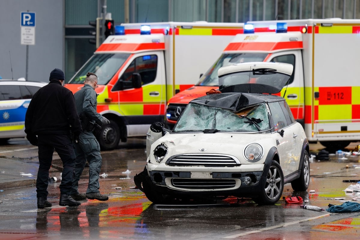 Munich car attack LIVE: Police shoot at Mini 'driven by Afghan asylum-seeker' after it rams into crowd injuring dozens