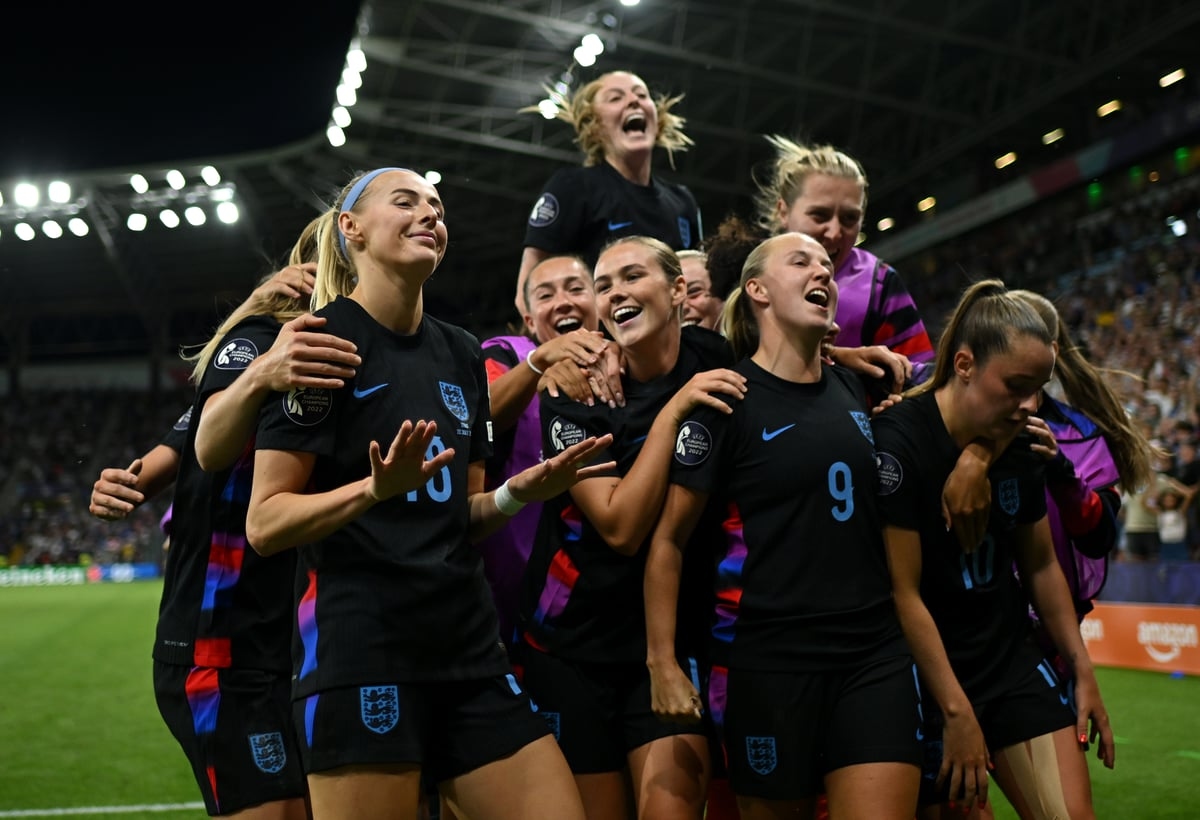 England 2-1 Italy: Chloe Kelly produces last-minute winner to mark Lionesses unlikely Euro finalists