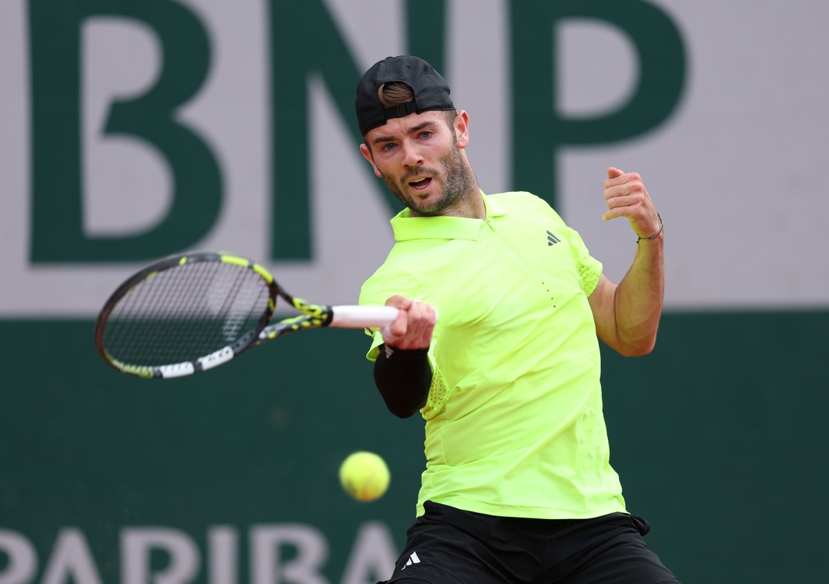 Roland Garros: Jacob Fearnley downs Stan Wawrinka as Brits progress through opening stages in Paris