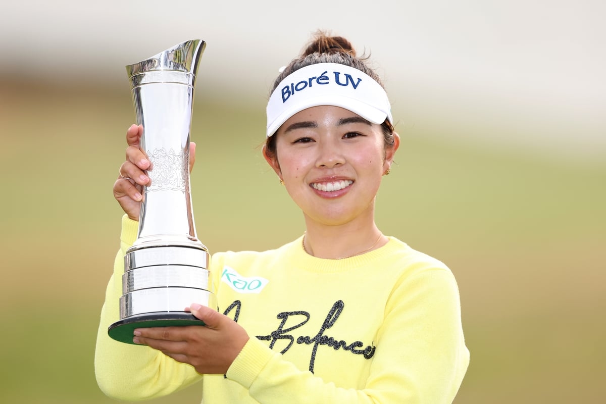 Miyu Yamashita holds off Charley Hull to win first major at Women's Open