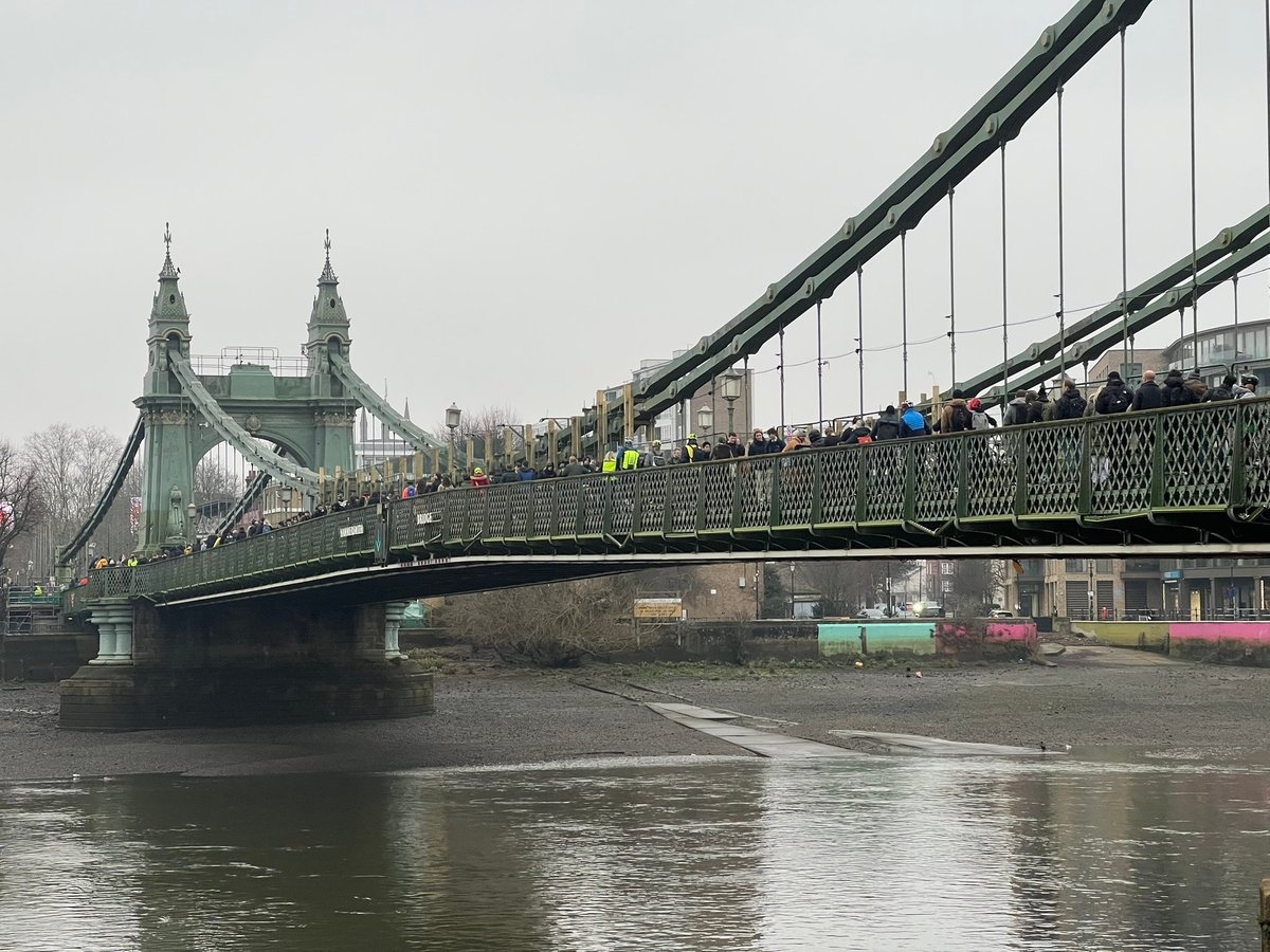 Hammersmith bridge fiasco: Pedestrians now have to queue for 30 minutes to cross bridge