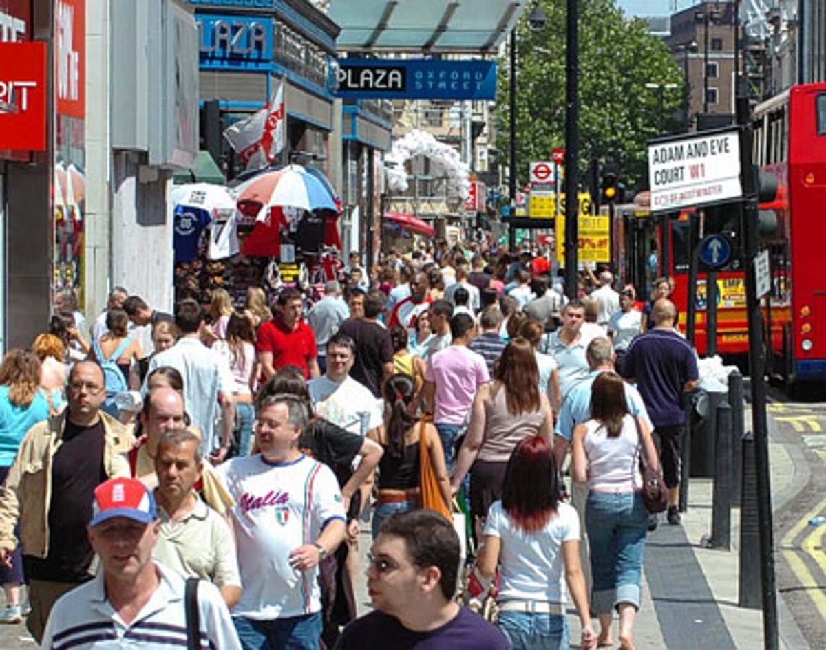 Sunny high streets buoyed by 0.4% rise in retail spending in March