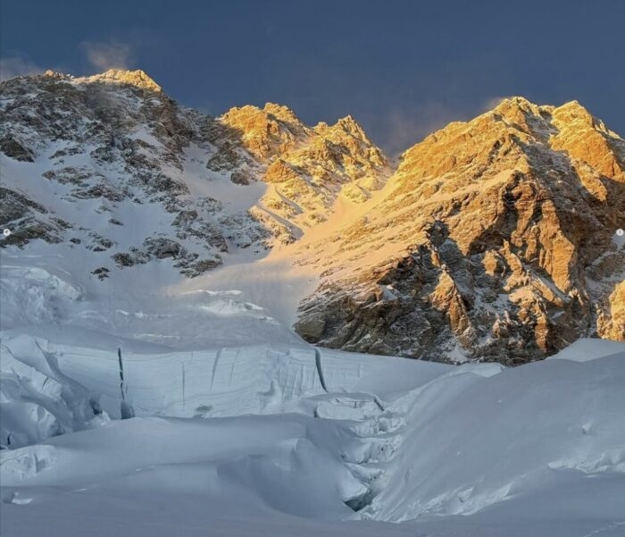 Kangchenjunga: One Climber Dead, Another Stranded in Camp 4