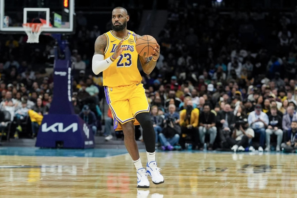 Lakers Coach Details LeBron James' Leadership: 'He Sets The Example For Everyone'