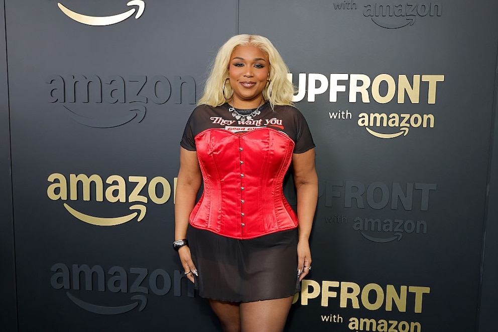 16 Percent Body Fat Lost! What Singer Lizzo Eats in a Day