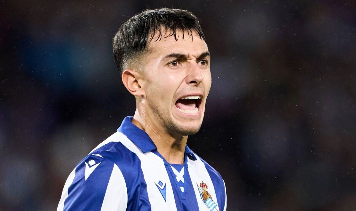 Martin Zubimendi lands in London to seal Arsenal switch