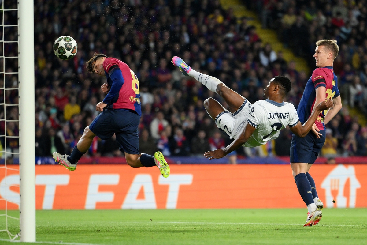 Watch: Dumfries overhead kick doubles Inter's advantage against Barcelona